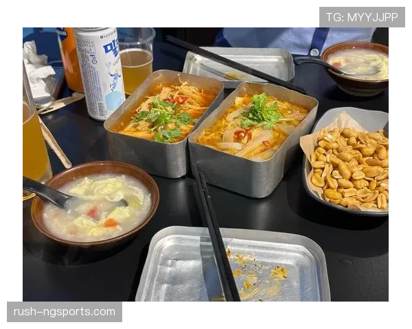 潘展乐刚从私人直升机下来了，手里还拎着个外卖袋，莫名觉得好快乐